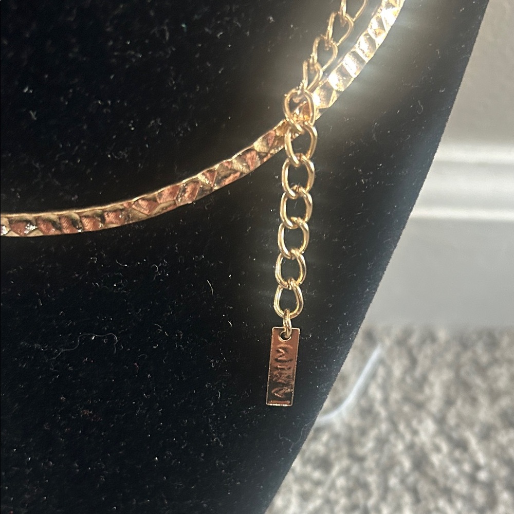 Kirkland Signature Elegant Gold Necklace with matching earrings - Picture 4 of 10